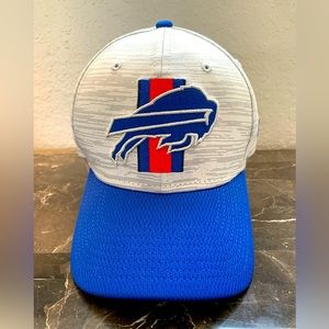 Buffalo Bills NFL hat NEW w/o tags,Buffalo patch w/blue&red team vertical stripe